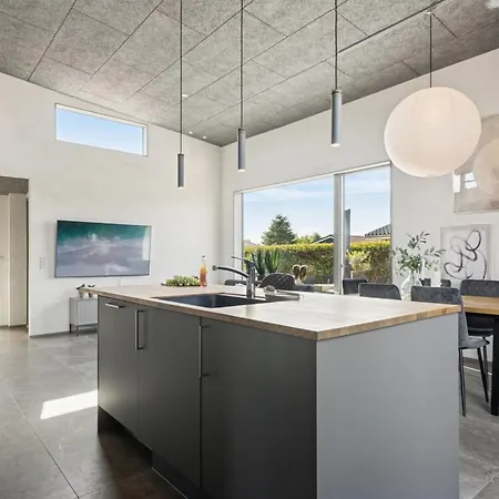 Semesterbostad Elvie - 150m From The Sea By Interhome